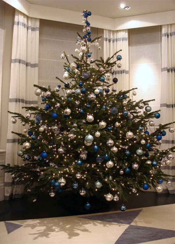 blue-cream-and-silver-christmas-tree