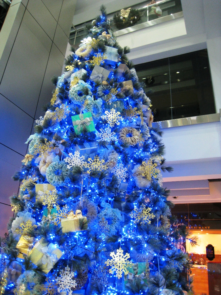 blue-themed-christmas-tree-decoration