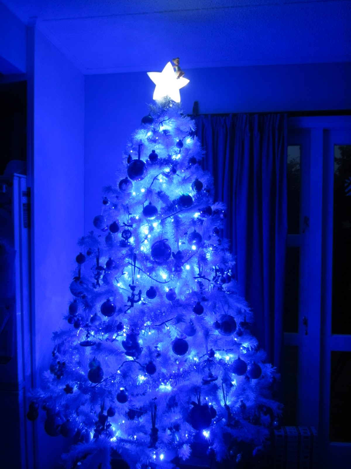blue-white-christmas-tree-with-light-design-view