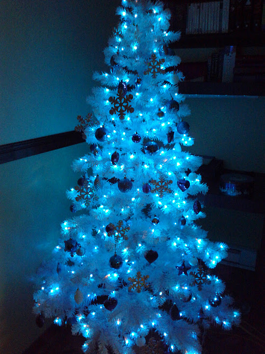 blue-white-christmas-tree-with-lights