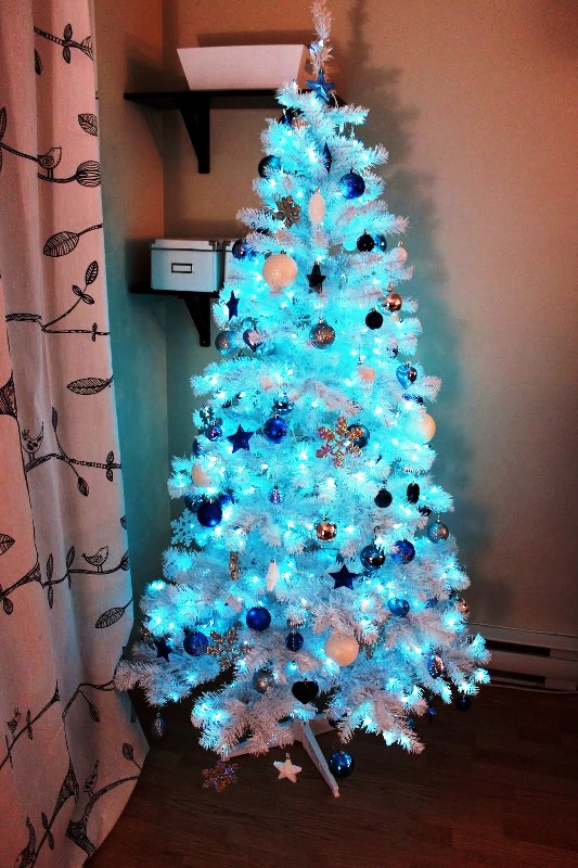 blue-white-and-silver-christmas-tree-decorations