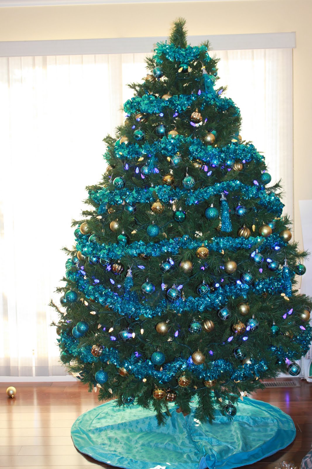 blue-and-gold-christmas-tree-decorations
