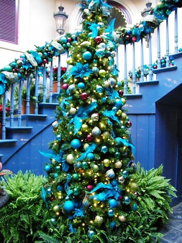 blue-and-green-christmas-tree-decorating-idea