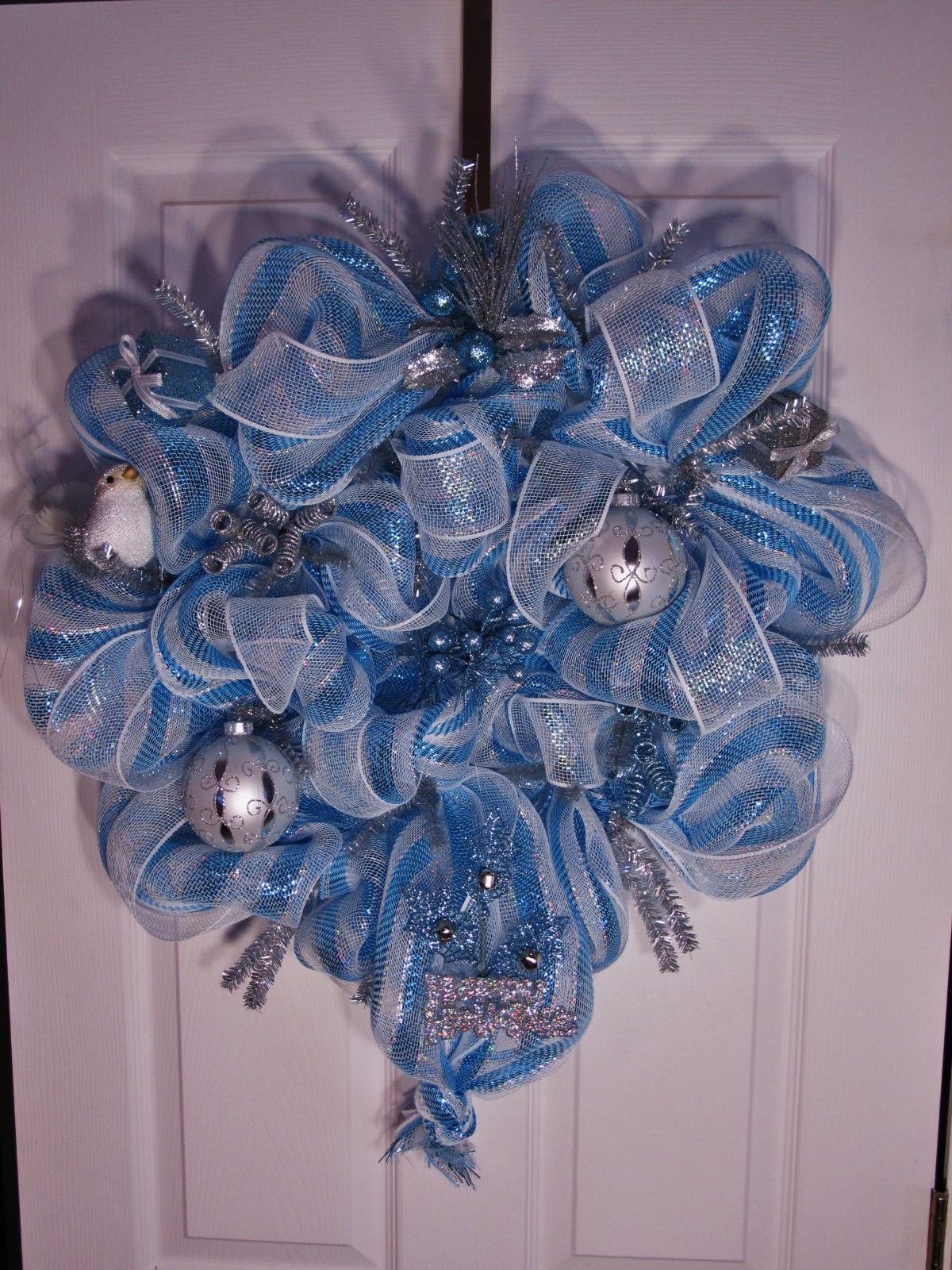 blue-and-white-christmas-decorations