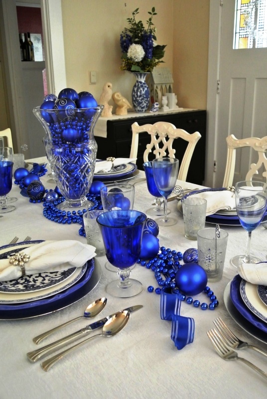 blue-and-white-christmas-table