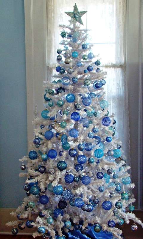 blue-and-white-christmas-tree