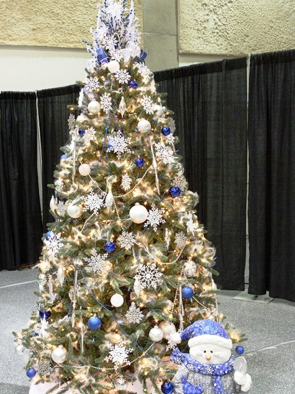 blue-and-white-christmas-tree-decorating-ideas