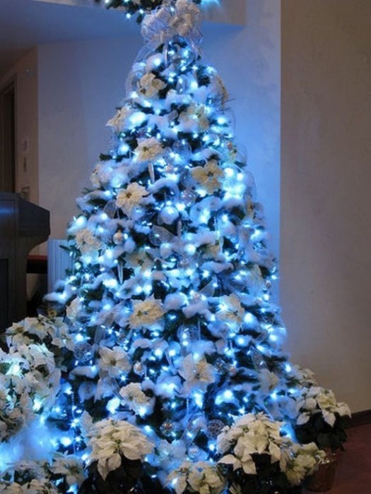 blue-and-white-christmas-tree-design