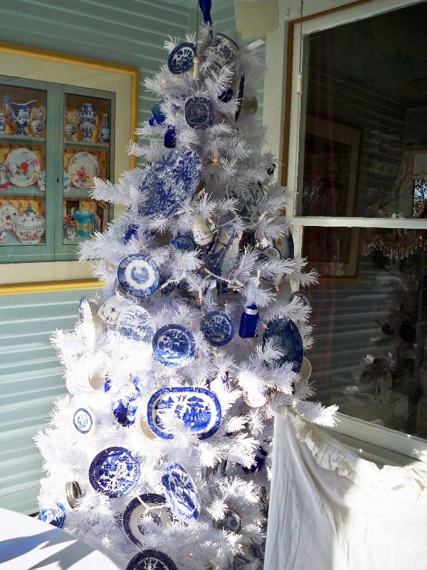blue-and-white-christmas-tree-decorations-design