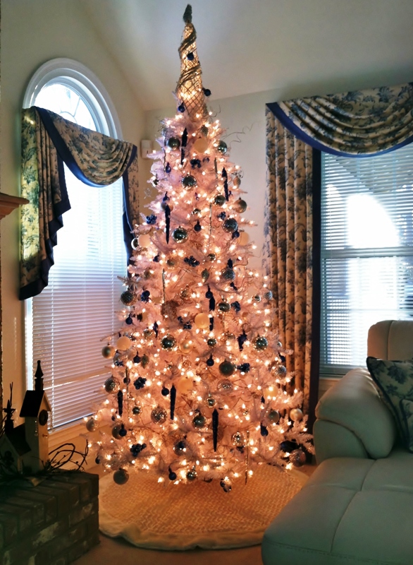 blue-and-white-decorated-christmas-tree