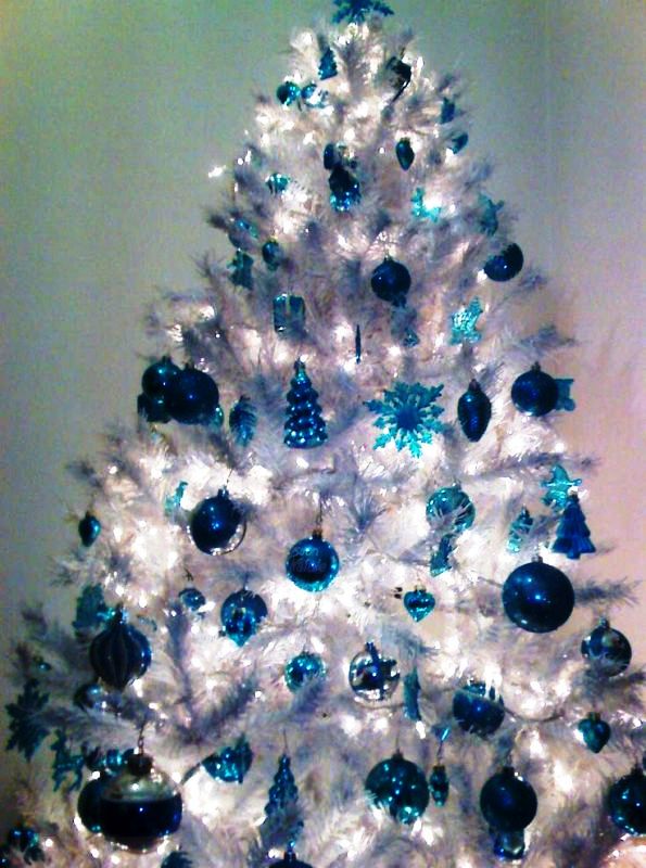 blue-and-white-fine-christmas-tree