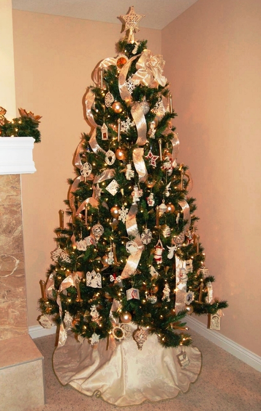 burgundy-and-white-decorated-christmas-tree-wistren-style