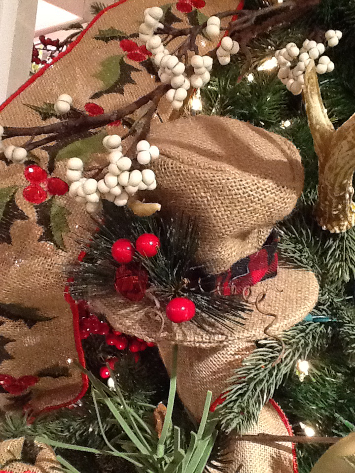 burlap-christmas-tree-decorations