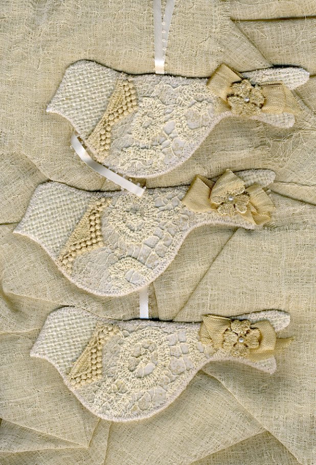 burlap-and-lace-christmas-ornaments