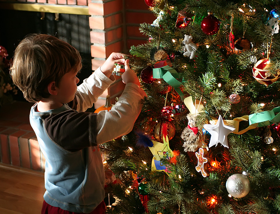 children-decorating-christmas-tree