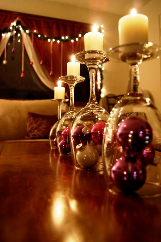 christmas-decor-with-wine-glasses