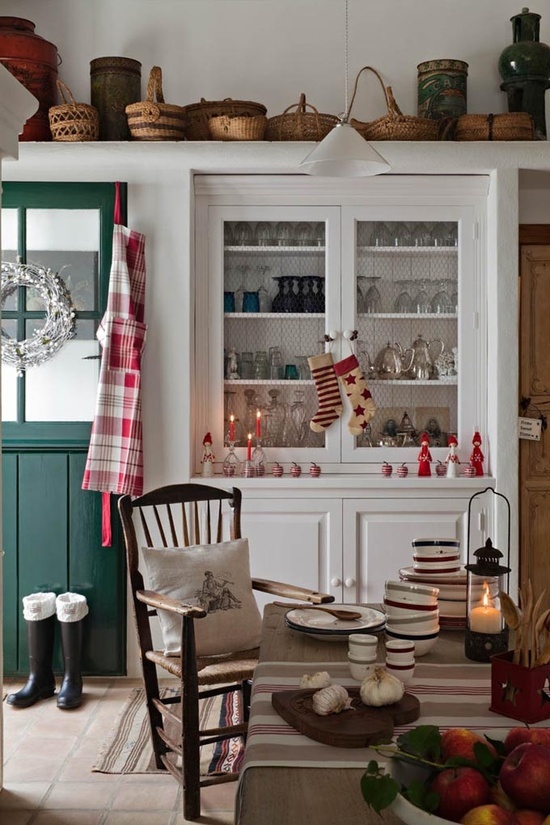 christmas-decorated-kitchen