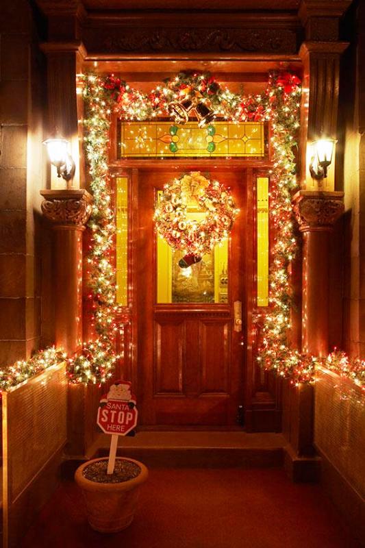 christmas-decoration-around-front-door