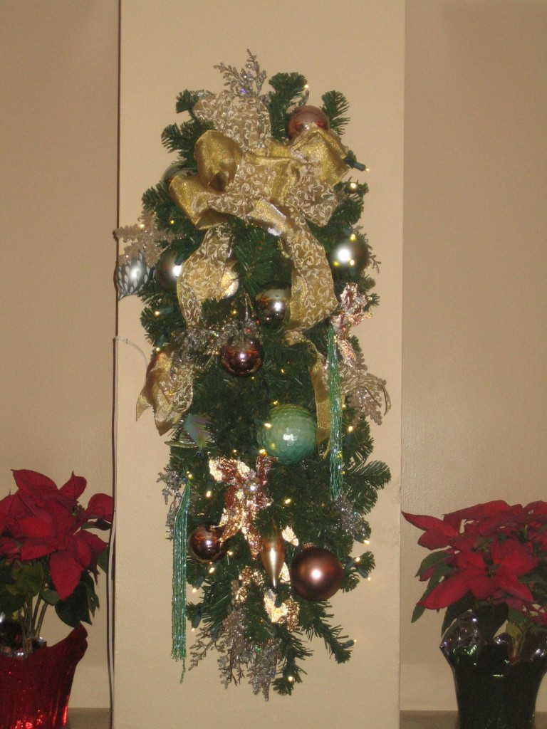 christmas-decorations-at-disney-resorts