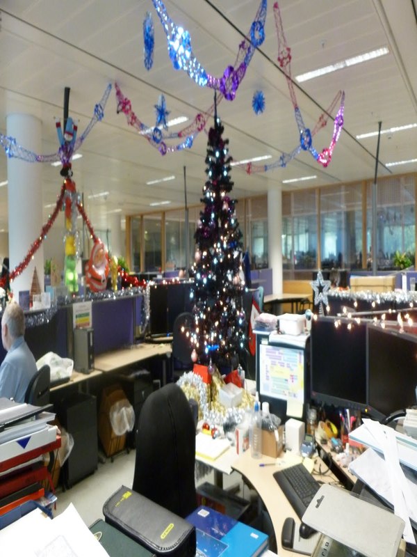 christmas-decorations-for-office