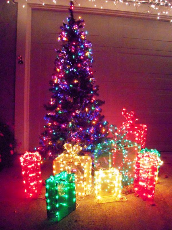 christmas-lights-tree-frant-yards