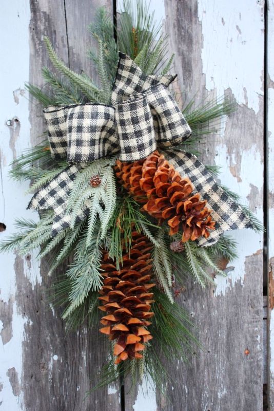 christmas-pine-cone-door-swag