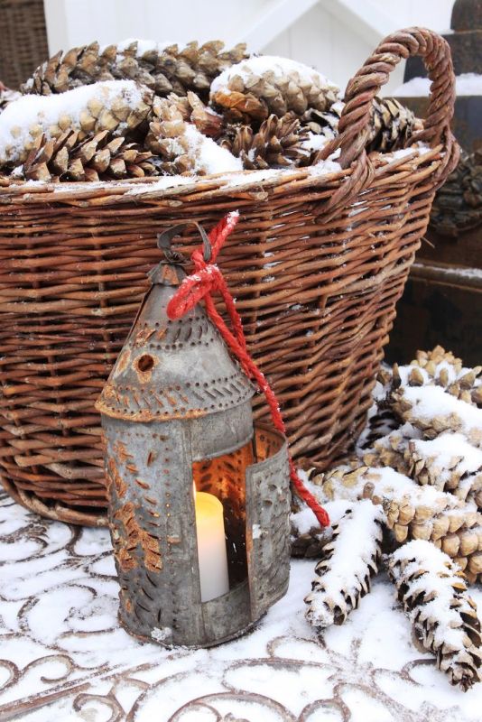 christmas-pine-cones-rustic-baskets
