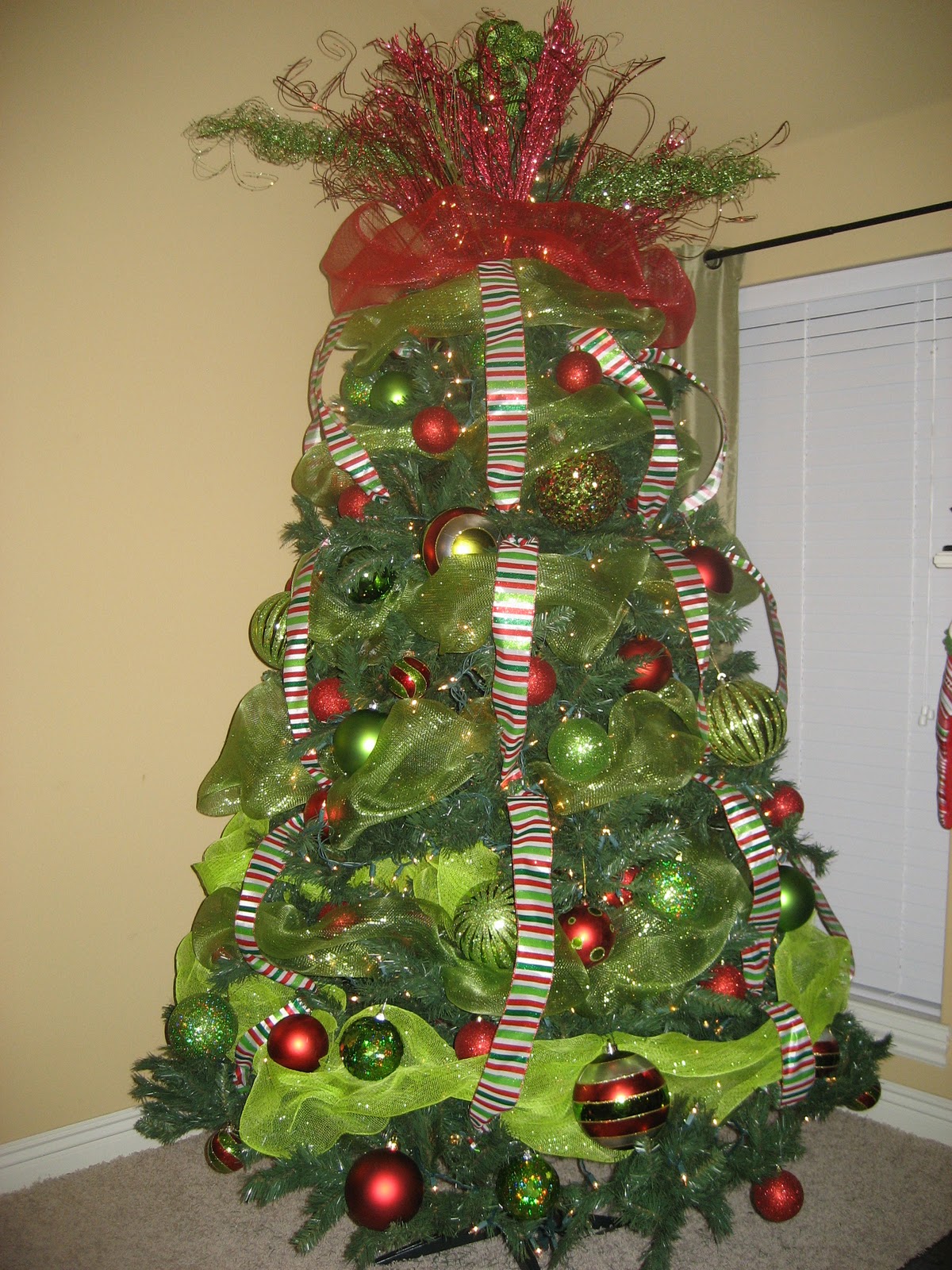 christmas-small-tree-with-mesh-ribbon