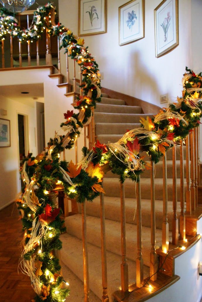 christmas-staircase-decorations