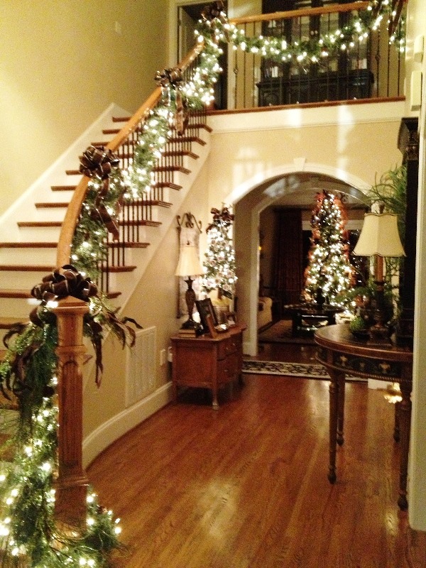 christmas-staircase-garland-decorations