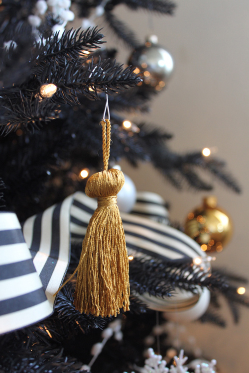 christmas-tree-black-and-white-striped-ribbon
