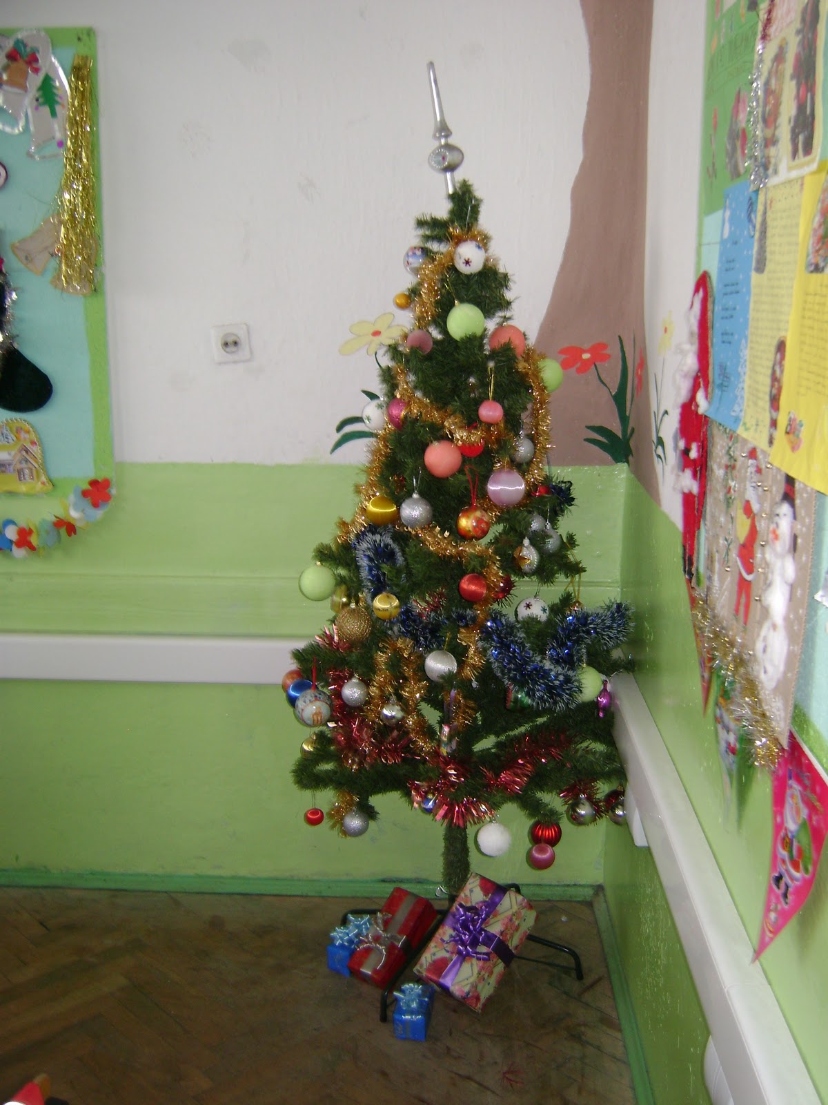 christmas-tree-classroom-decoration
