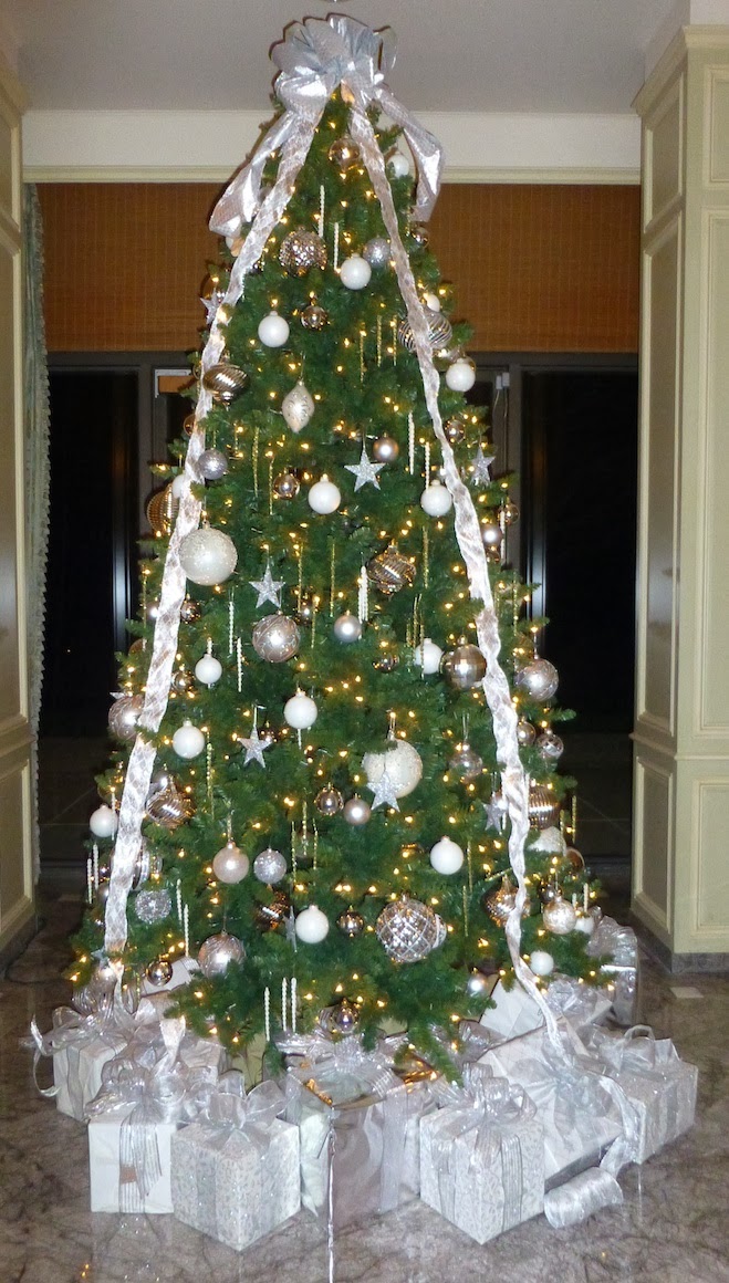 christmas-tree-decorated-with-ribbon-and-bows