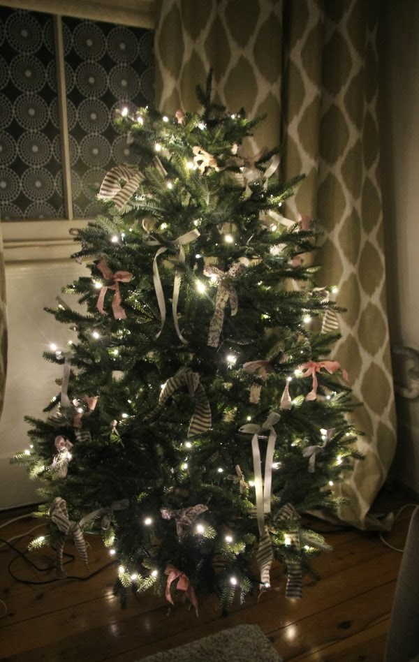 christmas-tree-decorating-with-bows-fine-design