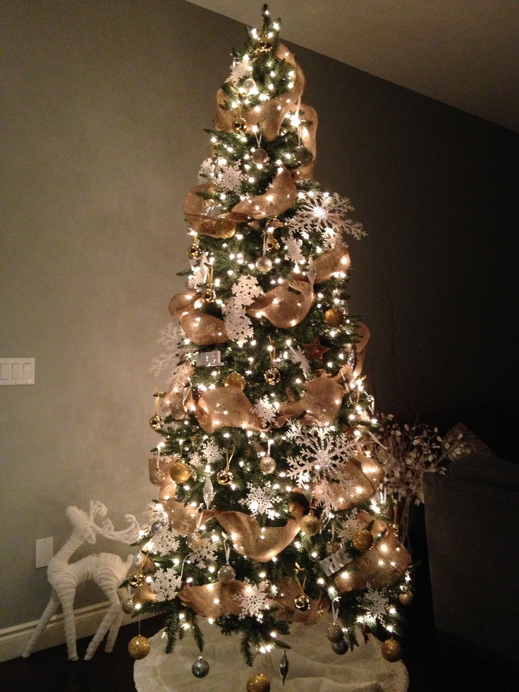 christmas-tree-decorating-with-burlap