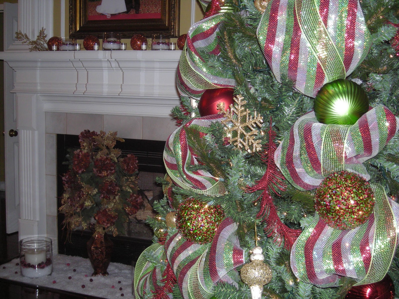 christmas-tree-decorating-with-mesh-ribbon-ideas