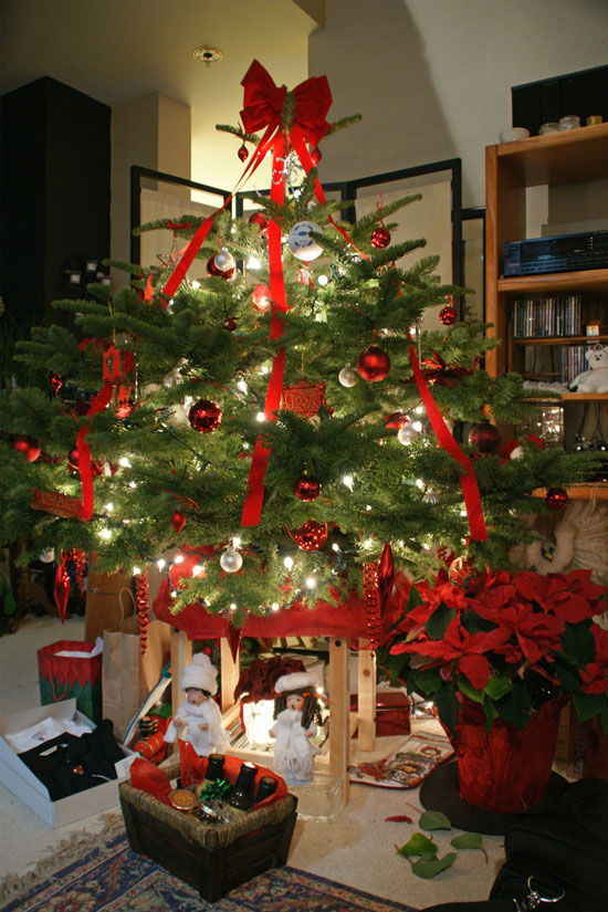 christmas-tree-decorating-with-ribbon