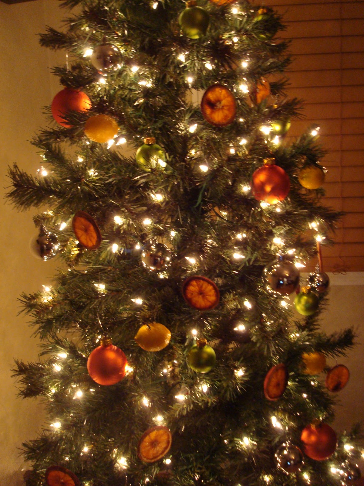 christmas-tree-decorations-with-fruit