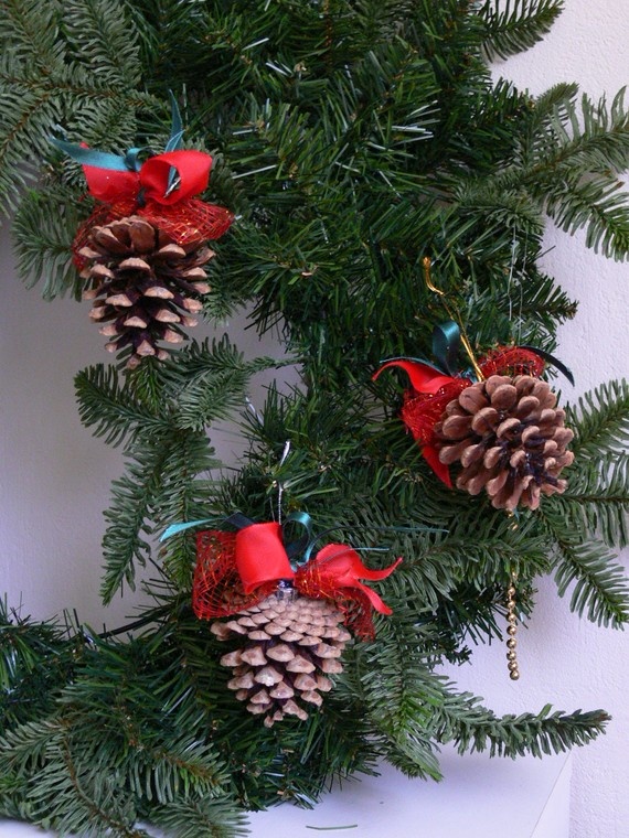 christmas-tree-decorations-with-pine-cones