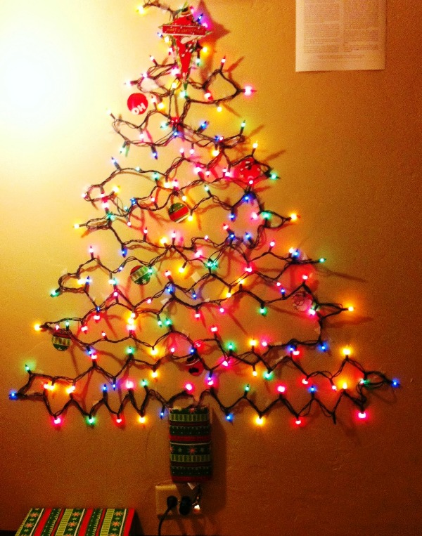 christmas-tree-lights-on-wall-cretive-ideas