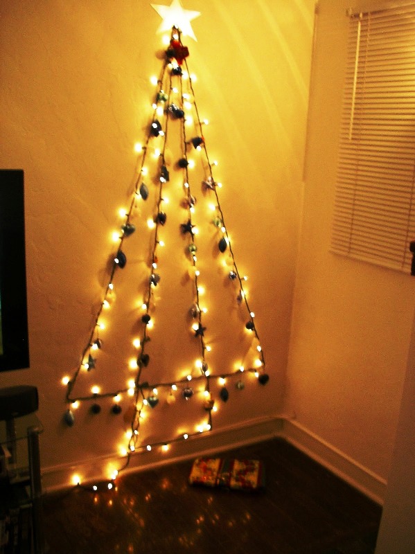christmas-tree-on-wall-as-lights
