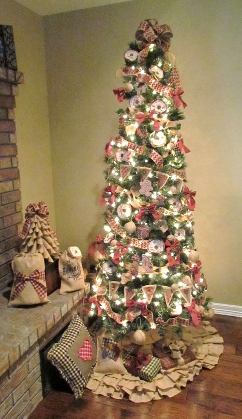 christmas-tree-with-burlap-ribbon-idea
