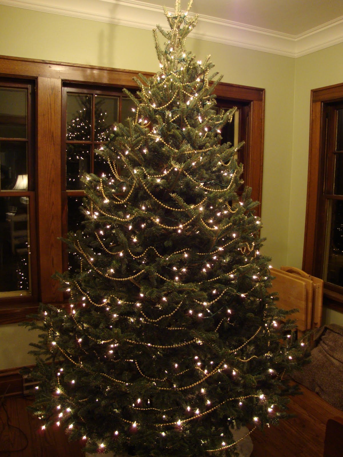 christmas-tree-with-garland