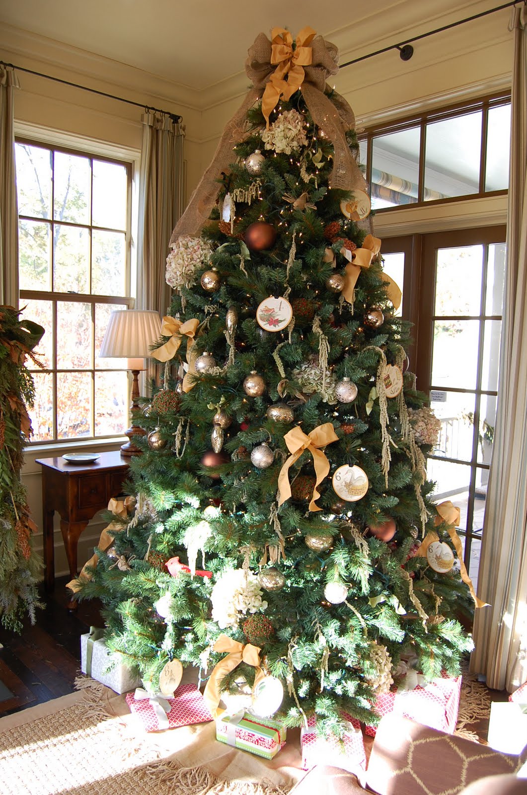 christmas-tree-with-hydrangeas
