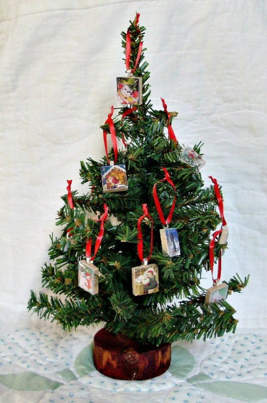 christmas-tree-with-ornaments-miniature-design
