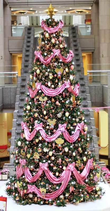 christmas-tree-with-pink-decorations