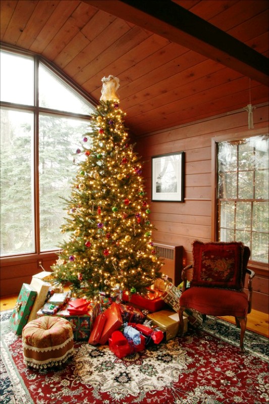 christmas-tree-with-presents