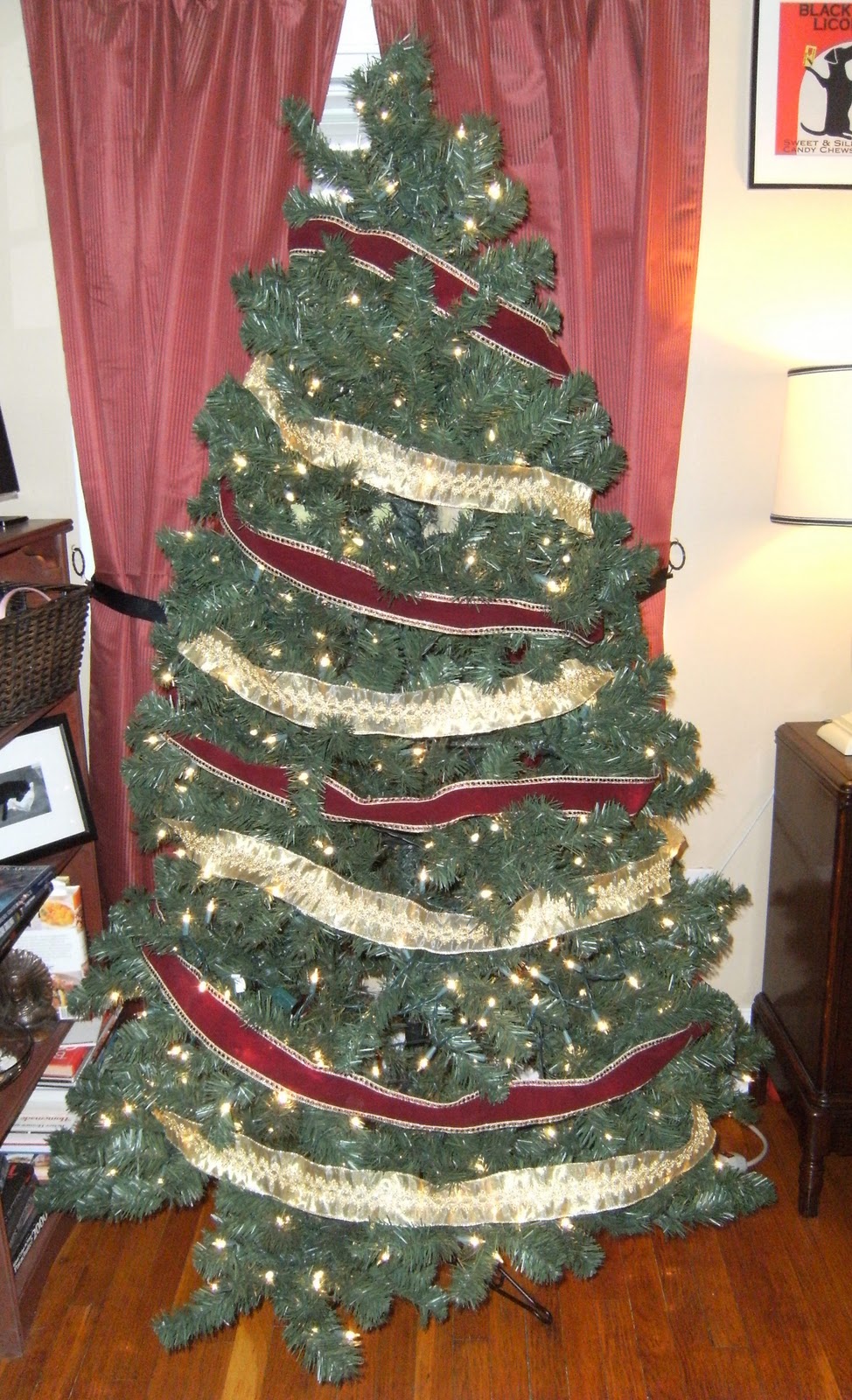 christmas-tree-with-ribbon-garland-design