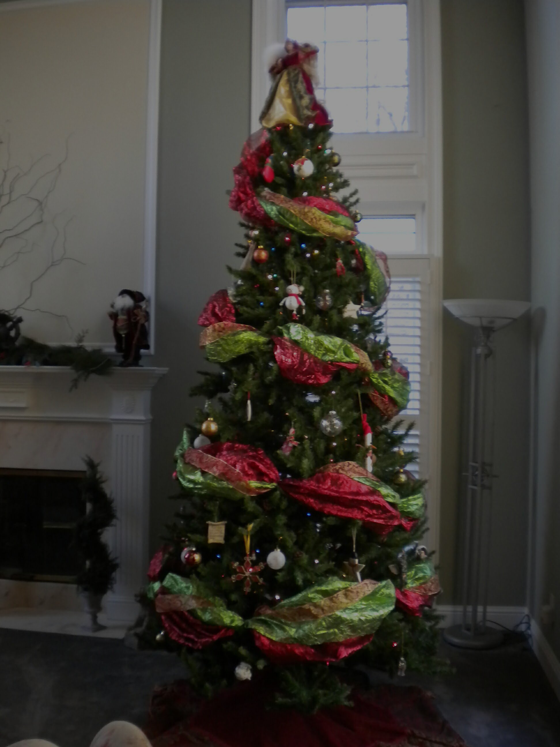 christmas-tree-with-ribbon-garland-fine-design