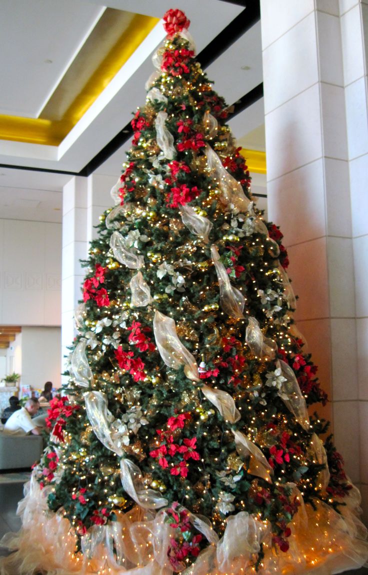 christmas-tree-with-ribbon-garland-white-colour